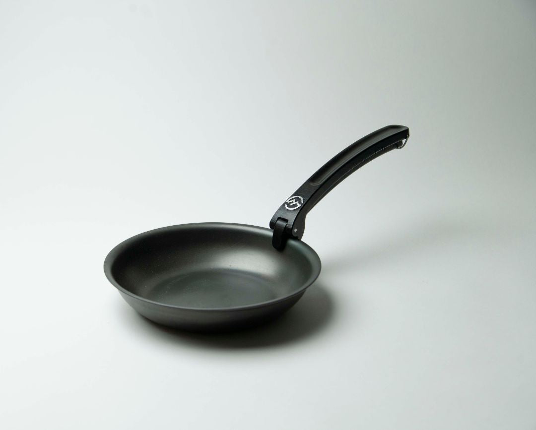 8" carbon steel pan with removable handle. Handle is attached to the pan